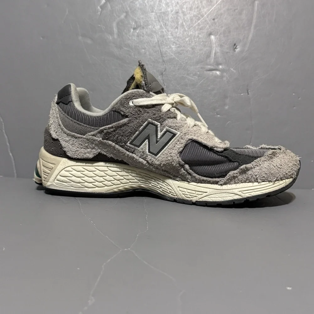 New Balance 2002R Protection Pack Rain Cloud M2002RDA Men's Size 7.5 Distressed